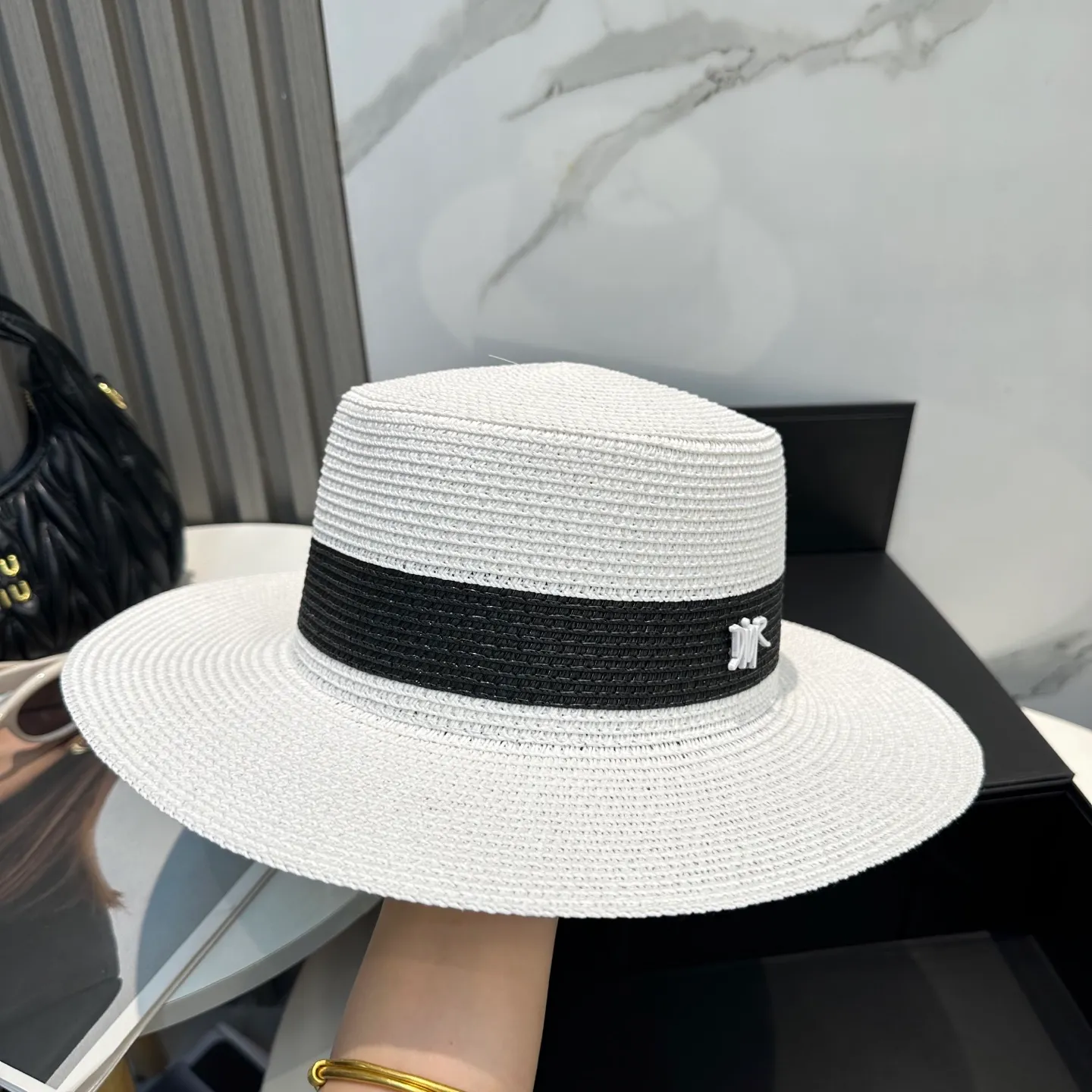 P70 Dior2025 new straw hat, advanced customization, lady style, attention to detail, sun protection and UV protection in summer, a must-have for travel, versatile and good-looking