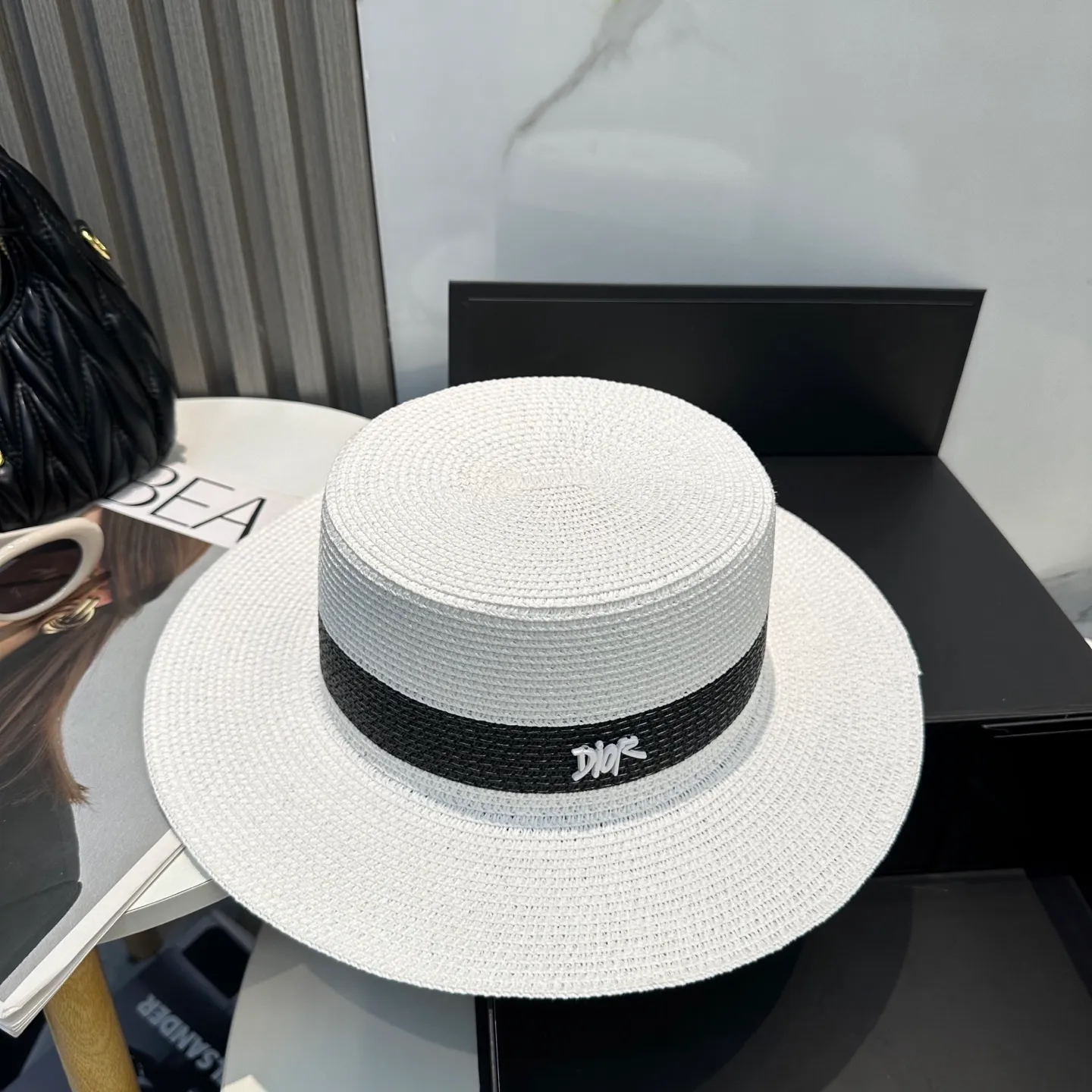 P70 Dior2025 new straw hat, advanced customization, lady style, attention to detail, sun protection and UV protection in summer, a must-have for travel, versatile and good-looking