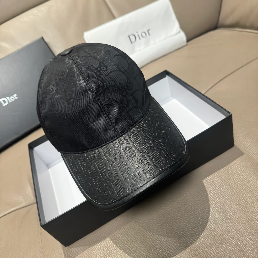 P90, Dior's new original baseball cap, Dior presbyopic leather, full of retro charm, 1:1 mold customization, original satin fabric + first-layer cowhide, pure cotton lining, light and breathable! The quality is great, the basic head circumference is 56cm, and the patch is adjustable.