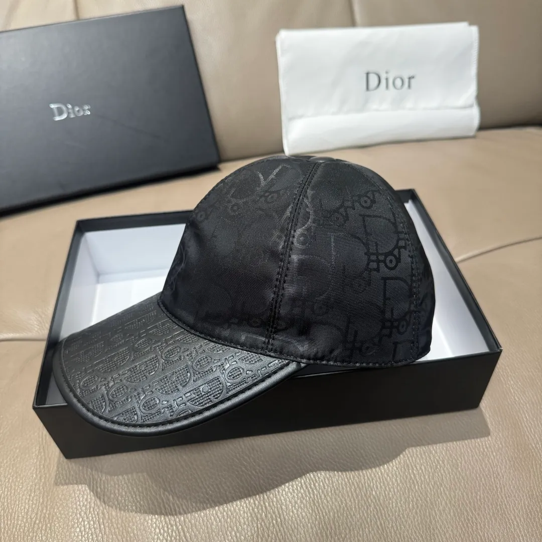P90, Dior's new original baseball cap, Dior presbyopic leather, full of retro charm, 1:1 mold customization, original satin fabric + first-layer cowhide, pure cotton lining, light and breathable! The quality is great, the basic head circumference is 56cm, and the patch is adjustable.