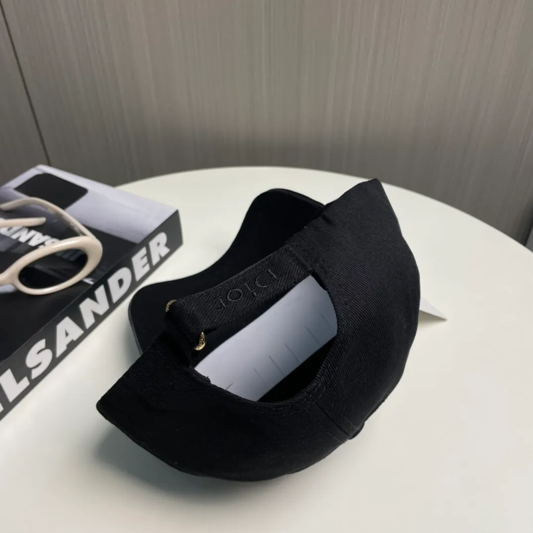 P66 💛 Comes with dust bag [DIOR Dior] New counter synchronous embroidery simple baseball cap, hot style, synchronized with big brands, super easy to match, shipped!