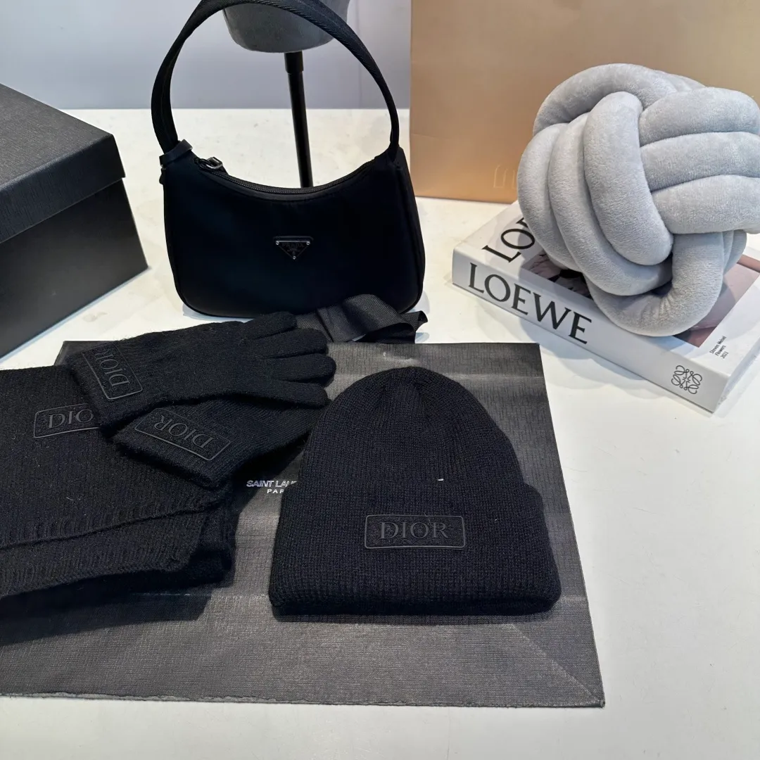 P150 Dior official website latest wool knitted hat + scarf + gloves set original order. Very soft and skin-friendly, very elastic 💓 Textured and very versatile style ~ Warm cashmere woolen hat, one size fits all and elastic ~ Unisex, can be worn by any head size. Really recommended
