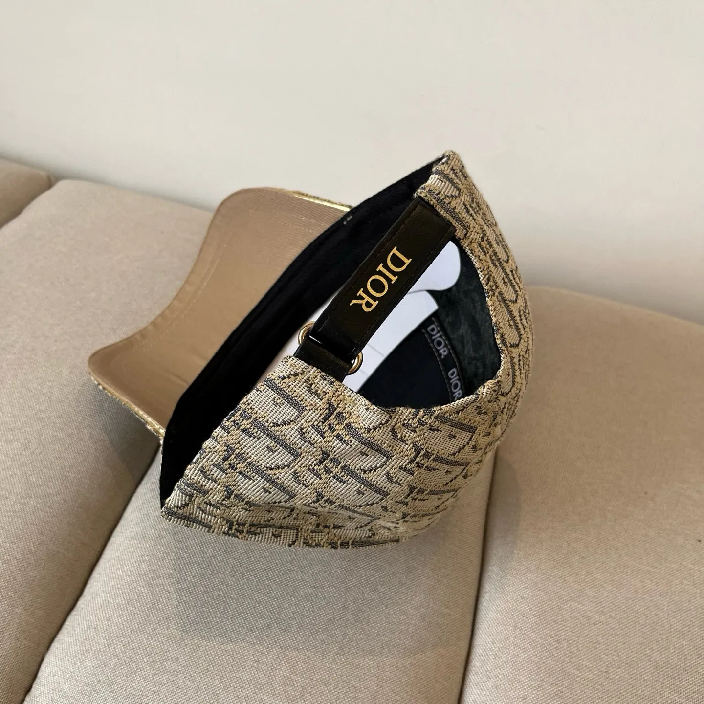 P60 [DIOR Dior] new popular simple baseball cap 🧢, new model shipped, big brand style is super easy to match, hurry up and get it!