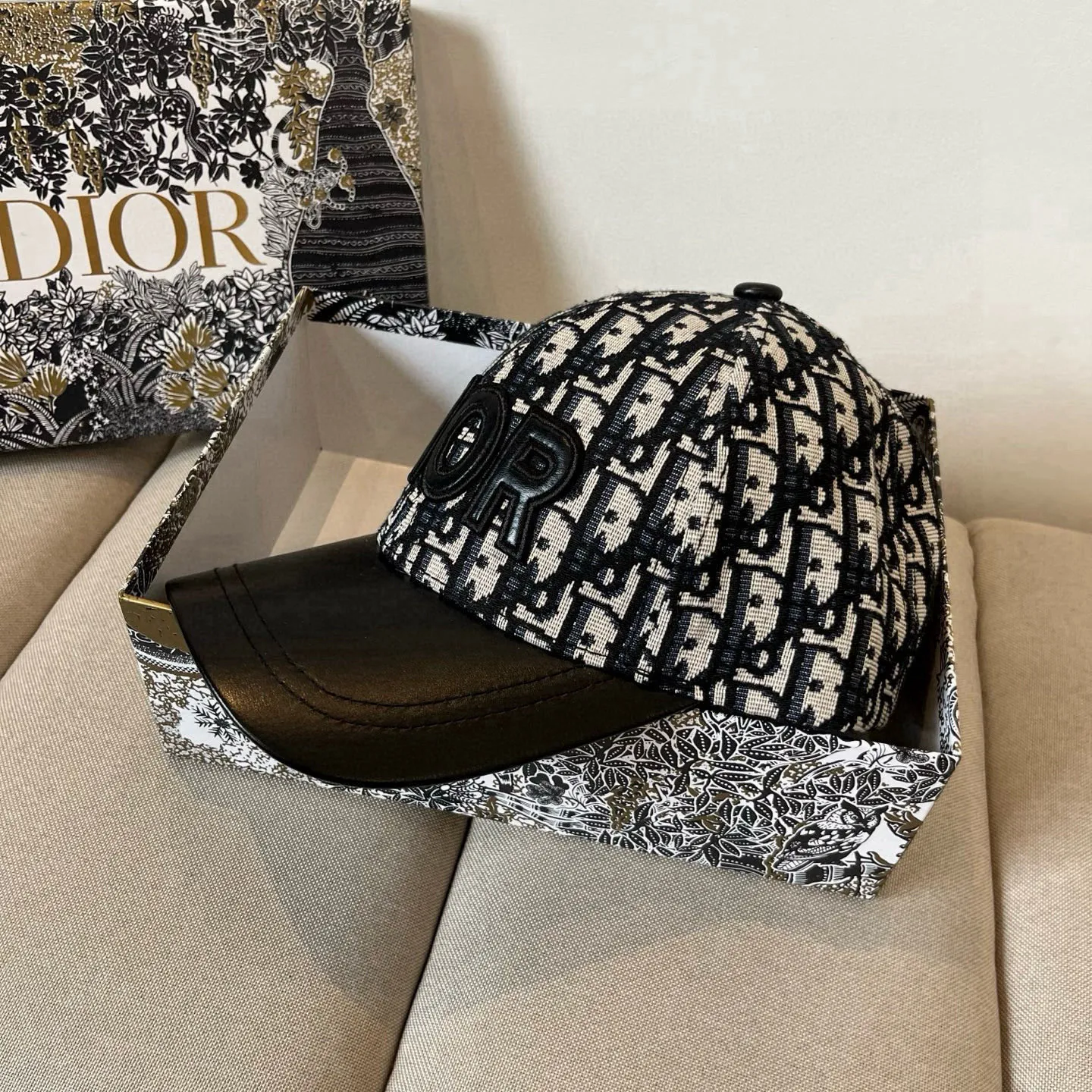 P60 [DIOR Dior] new popular simple baseball cap 🧢, new model shipped, big brand style is super easy to match, hurry up and get it!
