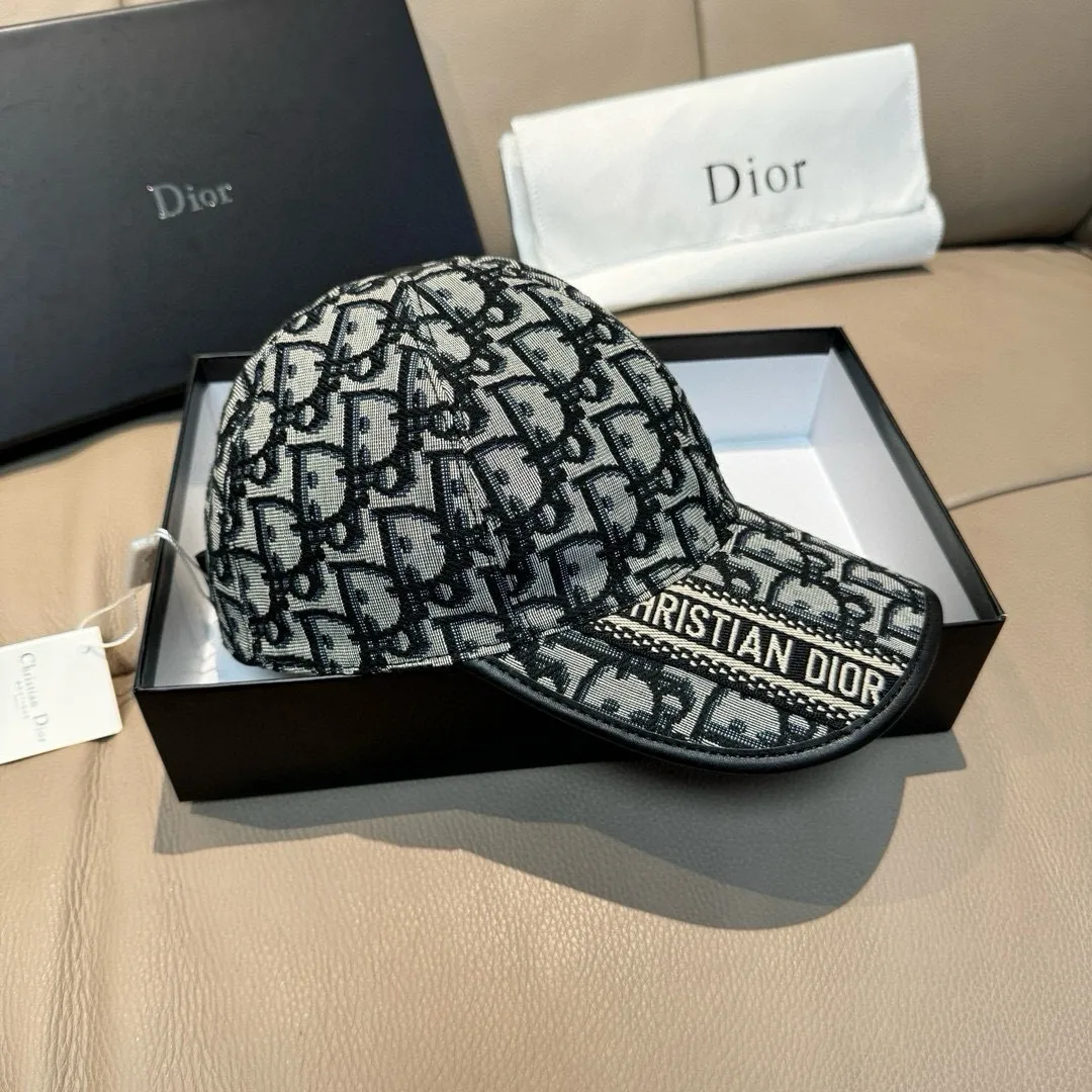 p90, Dior's new original baseball cap, Dior presbyopia, full of retro charm, popular out of stock at counters, 1:1 mold customization, original canvas fabric + first-layer cowhide, pure cotton lining, light and breathable! The quality is great, the basic head circumference is 56cm, and the patch is adjustable.