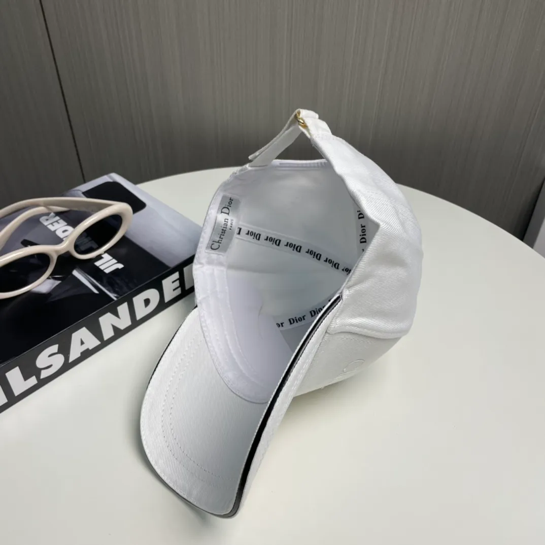P66 💛 Comes with dust bag [DIOR Dior] New counter synchronous embroidery simple baseball cap, hot style, synchronized with big brands, super easy to match, shipped!