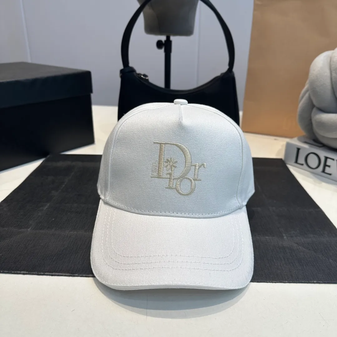 P60 DIOR Dior's new popular simple baseball cap 🧢, new model shipped, big brand style is super easy to match, hurry up and get it!