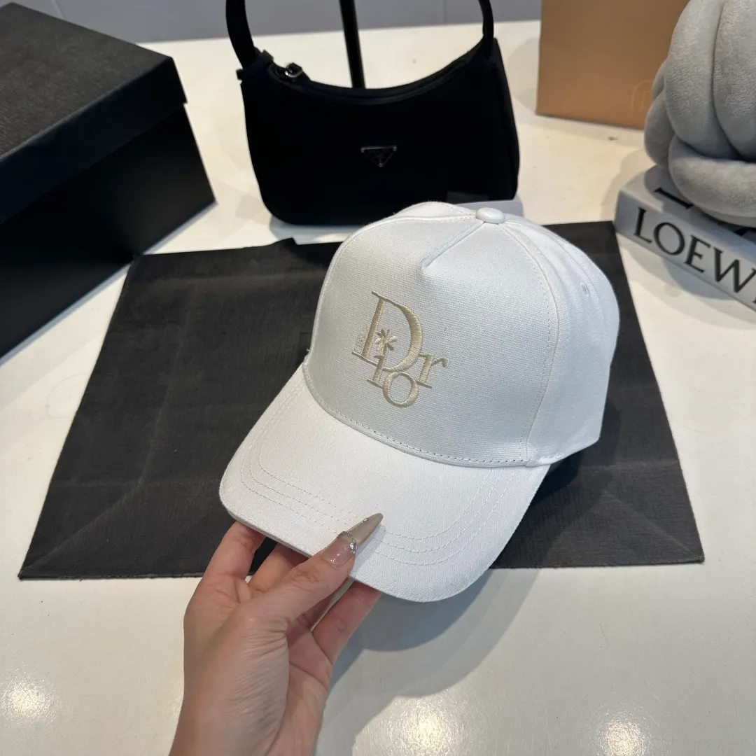 P60 DIOR Dior's new popular simple baseball cap 🧢, new model shipped, big brand style is super easy to match, hurry up and get it!