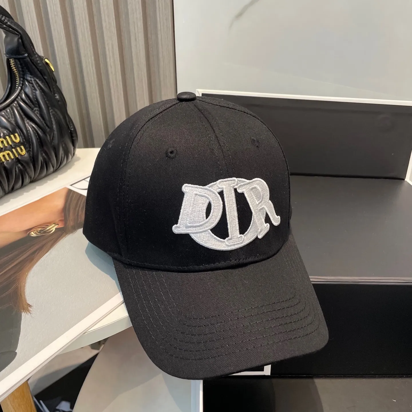 P76 💛 Comes with dust bag Dior’s new volume embroidered baseball cap 🧢 New model shipped, big brand style is super easy to match, hurry up and get it!