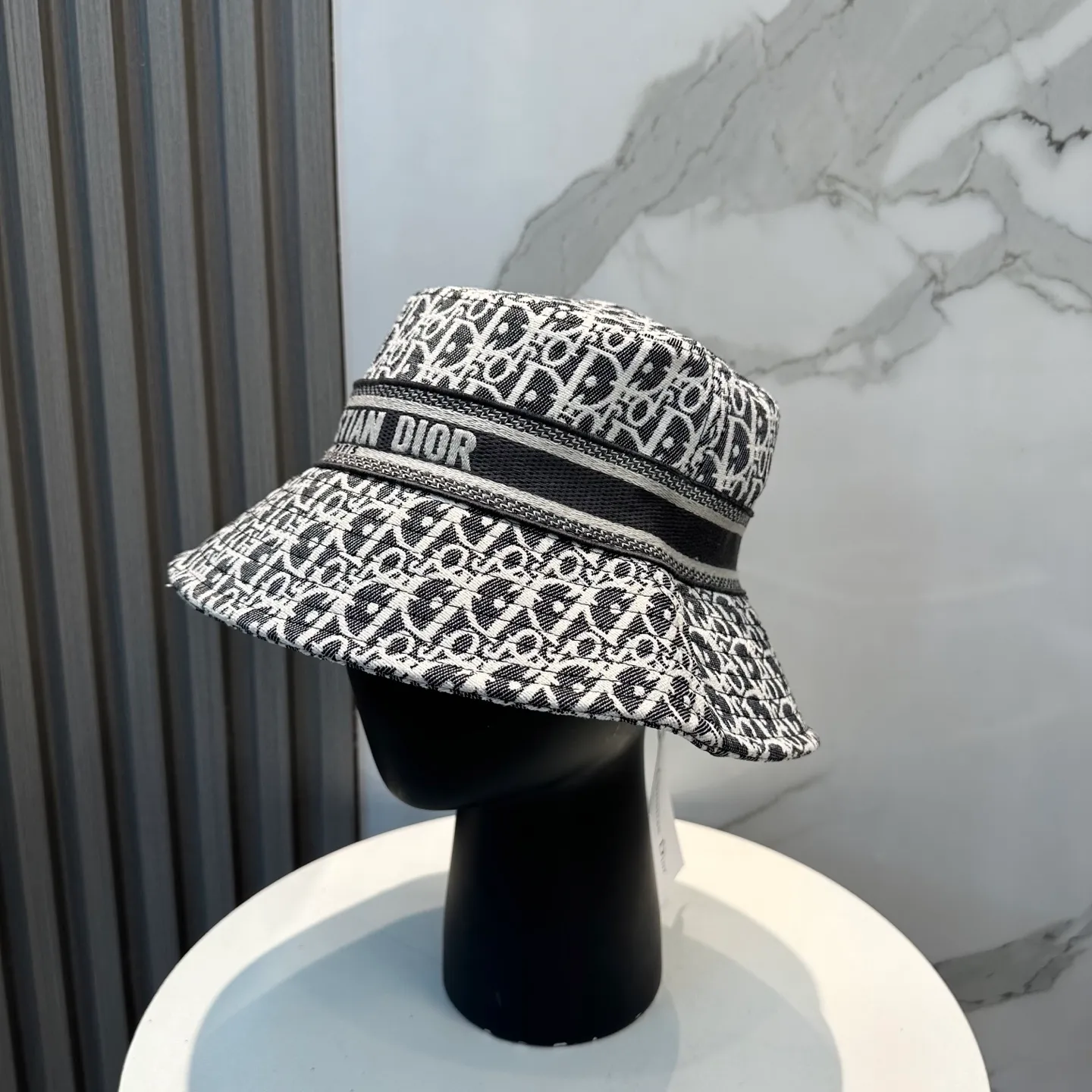 P86 👒Dior👒 😍The latest double-sided embroidered Dior logo fisherman hat from the official website, with super high sun protection index, especially for a small face, stylish and not soft, can be folded at will, easy to carry🤗