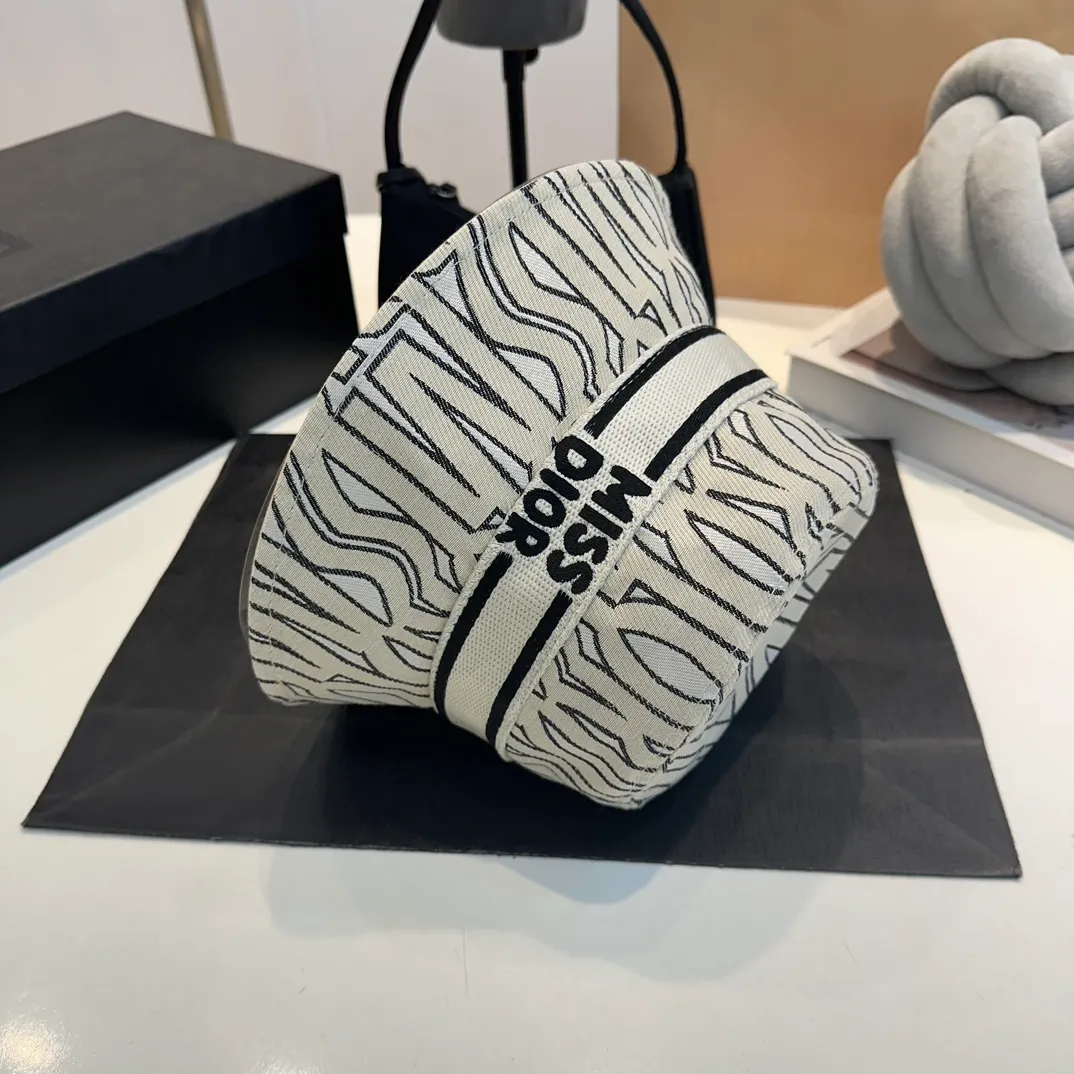 P70 DIOR Dior 2024 new big-name bucket hat ~ simple and elegant, counter synchronization ~ men's and women's styles