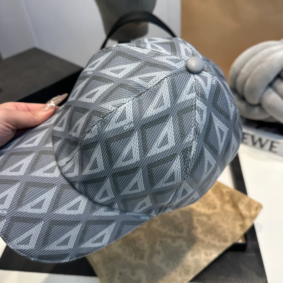 P160 This hat is decorated with the classic Oblique print to pay tribute to Dior's heritage. Crafted from gradient gray jacquard technical fabric, the back straps are adjustable for a snug fit. Easily paired with pieces from the collection for a classic look. Adjustable rear side straps with metal buckle Body: 100% polyamide Black Lining: 100% cotton Filling: 100% polyester