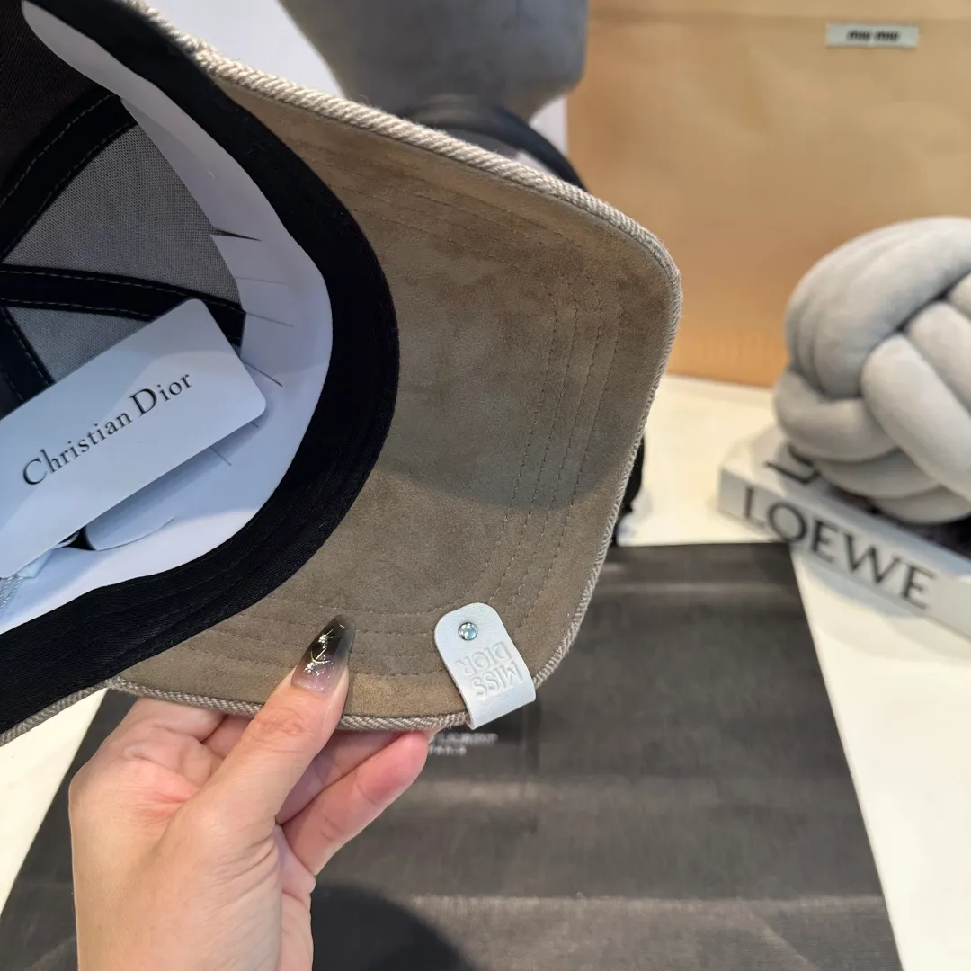 P70 DIOR Dior's new popular simple baseball cap 🧢, new model shipped, big brand style is super easy to match, hurry up and get it!