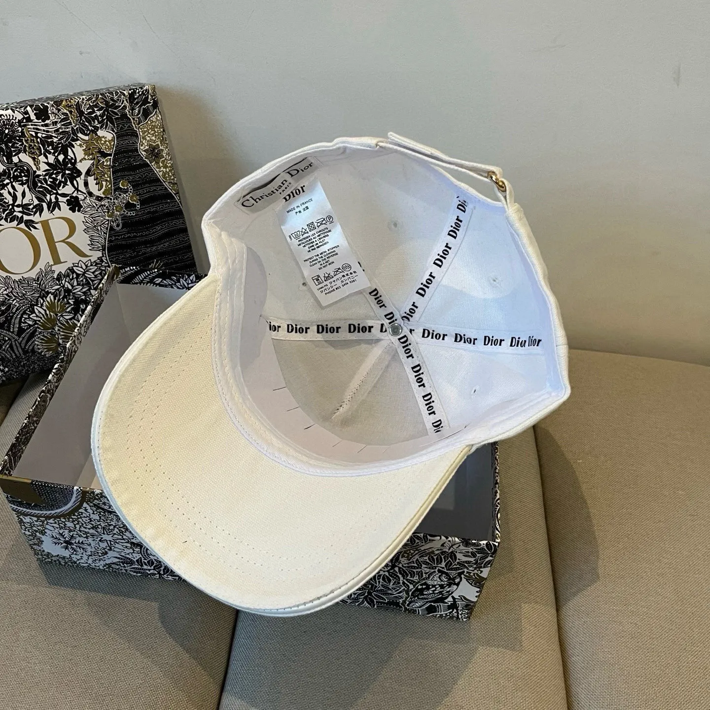 P60 [DIOR Dior] new popular simple baseball cap 🧢, new model shipped, big brand style is super easy to match, hurry up and get it!