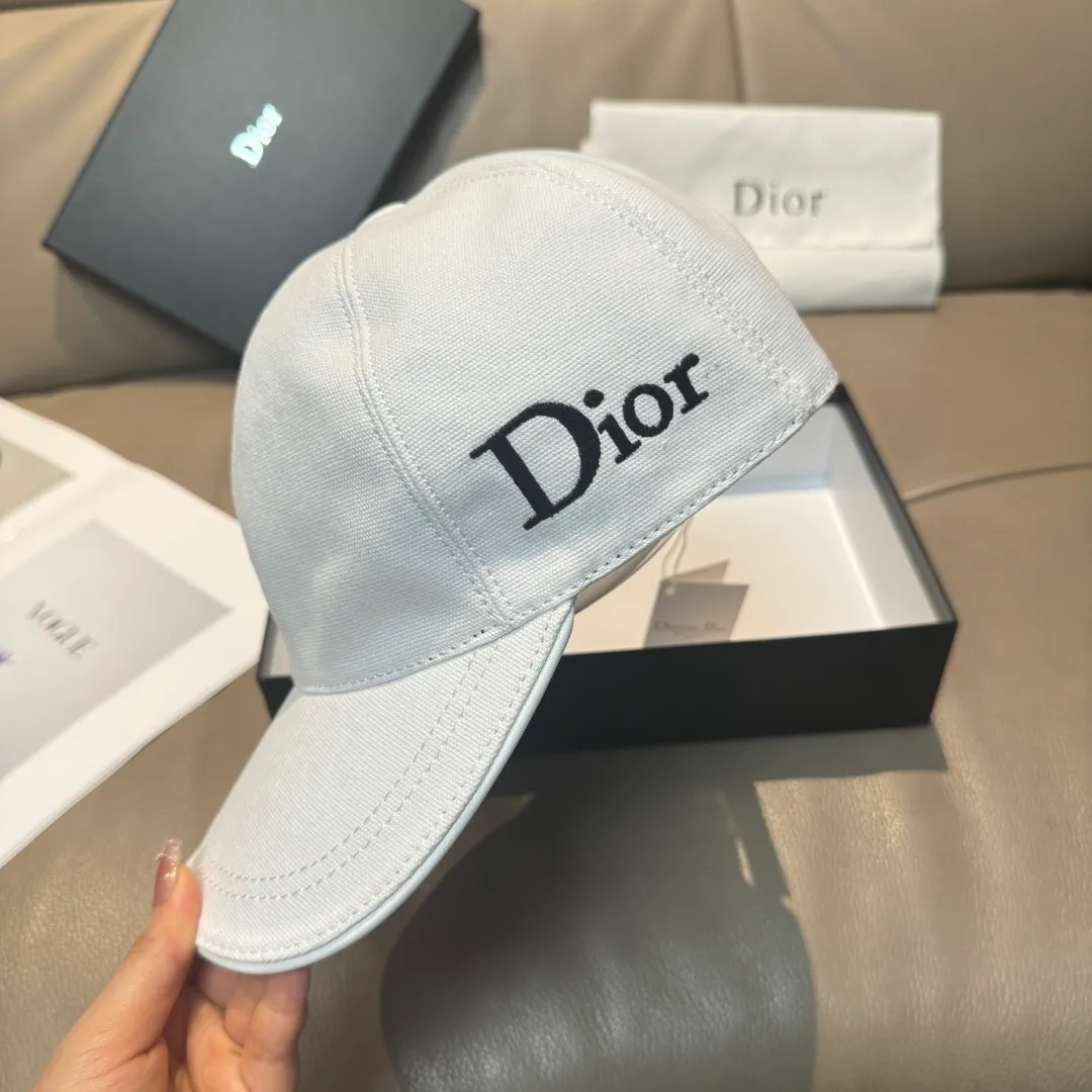 p90, original Dior baseball cap, embroidered with the same letters as the Internet celebrity, 1:1 mold opening and customization at the counter, original canvas + first-layer cowhide, light and breathable! The quality is great, the basic head circumference is 56cm, and the patch is adjustable. Available in black and white