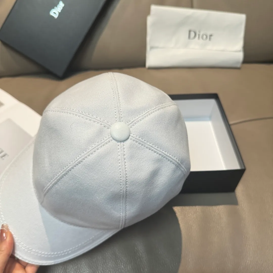 p90, original Dior baseball cap, embroidered with the same letters as the Internet celebrity, 1:1 mold opening and customization at the counter, original canvas + first-layer cowhide, light and breathable! The quality is great, the basic head circumference is 56cm, and the patch is adjustable. Available in black and white