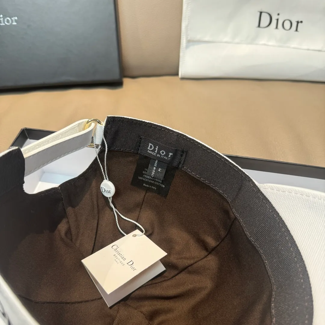 p90, original Dior baseball cap, embroidered with the same letters as the Internet celebrity, 1:1 mold opening and customization at the counter, original canvas + first-layer cowhide, light and breathable! The quality is great, the basic head circumference is 56cm, and the patch is adjustable. Available in black and white