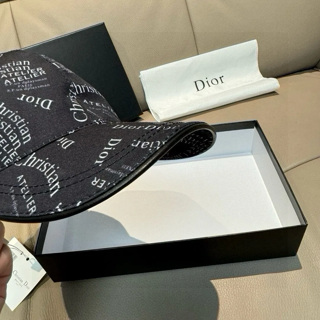 p90, Dior's new original baseball cap, Christian Dior screen printing, full of retro charm, popular out of stock at counters, 1:1 mold customization, original canvas fabric + first-layer cowhide, pure cotton lining, light and breathable! The quality is great, the basic head circumference is 56cm, and the patch is adjustable.