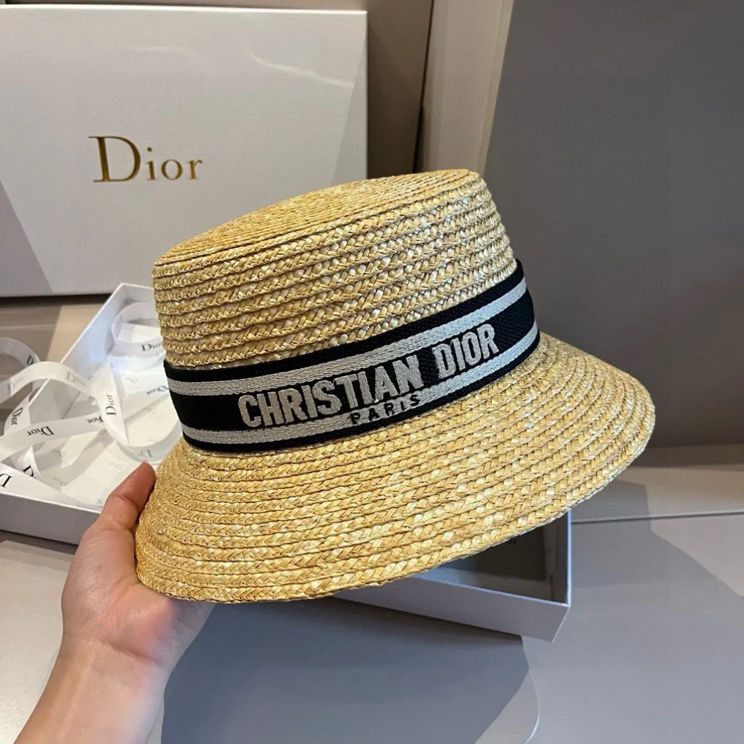 💰140¥. The high version of Dior's official straw hat is made with high density and is a super tasteful straw hat~the first choice for going out on the street! The shape of the hat is super nice, the color is perfect, and it’s light to carry! A must-have for little fairies🧚Head circumference 57cm