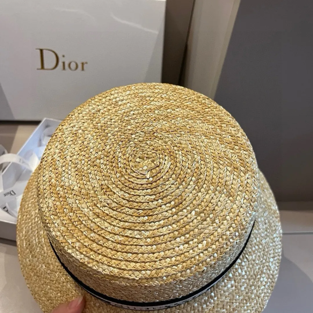 💰140¥. The high version of Dior's official straw hat is made with high density and is a super tasteful straw hat~the first choice for going out on the street! The shape of the hat is super nice, the color is perfect, and it’s light to carry! A must-have for little fairies🧚Head circumference 57cm