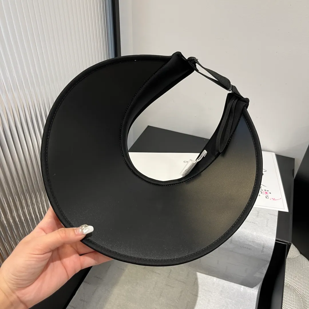 💰130¥ New arrival ꫛꫀꪝ ❥—— 🖤dior’s new embroidered alphabet straw hat 🆕Exclusively customized model 👌 Head circumference 55~58cm sun protection 👒Natural color
