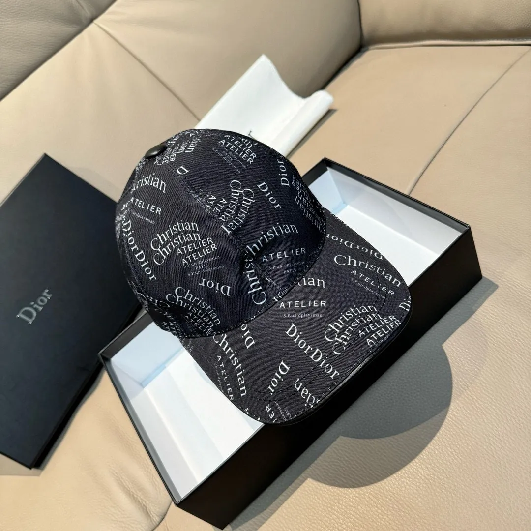 p90, Dior's new original baseball cap, Christian Dior screen printing, full of retro charm, popular out of stock at counters, 1:1 mold customization, original canvas fabric + first-layer cowhide, pure cotton lining, light and breathable! The quality is great, the basic head circumference is 56cm, and the patch is adjustable.