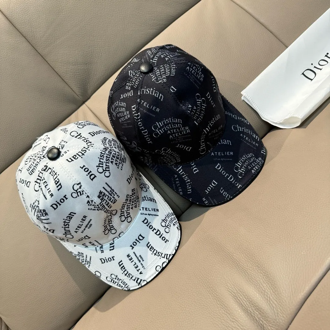 p90, Dior's new original baseball cap, Christian Dior screen printing, full of retro charm, popular out of stock at counters, 1:1 mold customization, original canvas fabric + first-layer cowhide, pure cotton lining, light and breathable! The quality is great, the basic head circumference is 56cm, and the patch is adjustable.