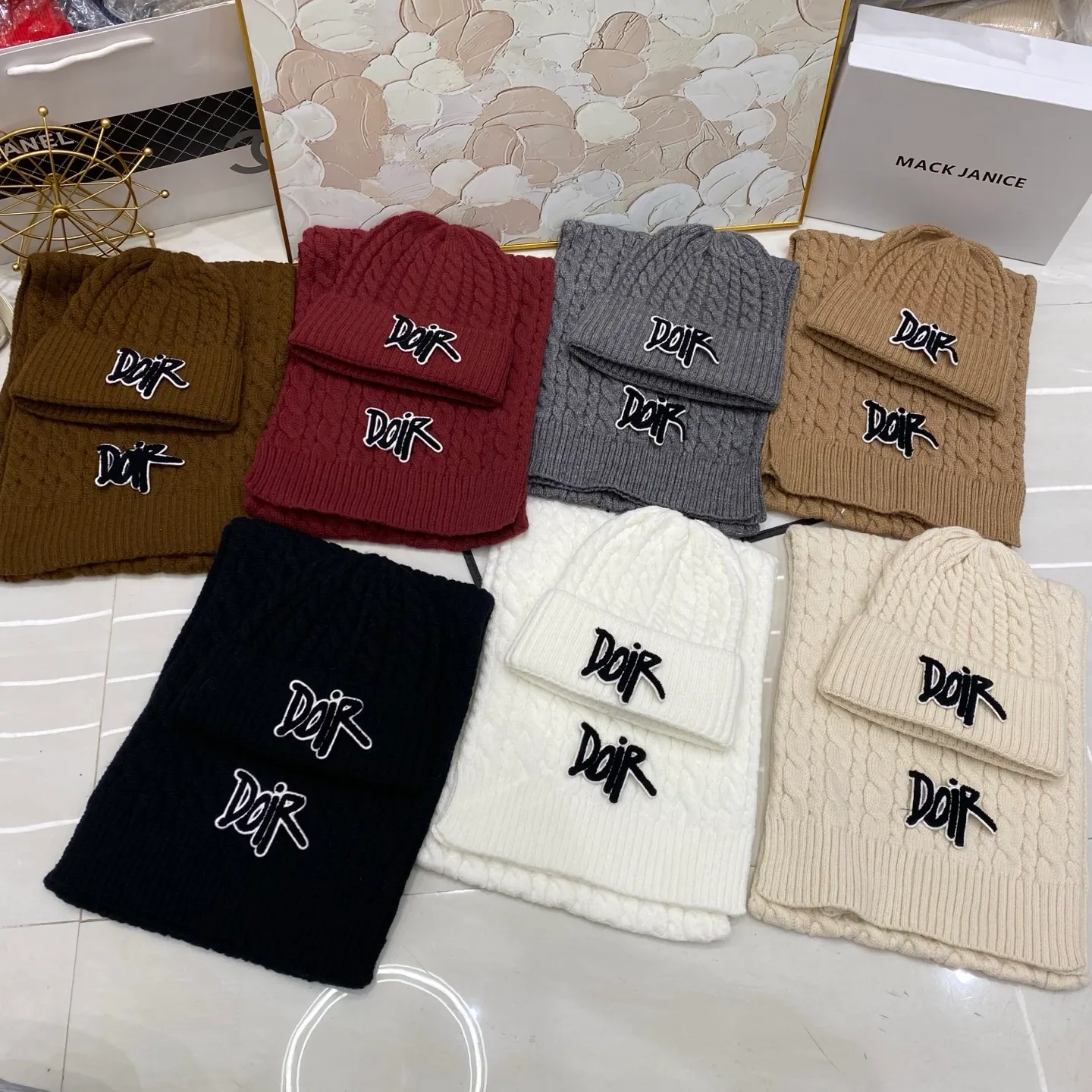 Dior Dior twist cashmere knitted hat + scarf🧣