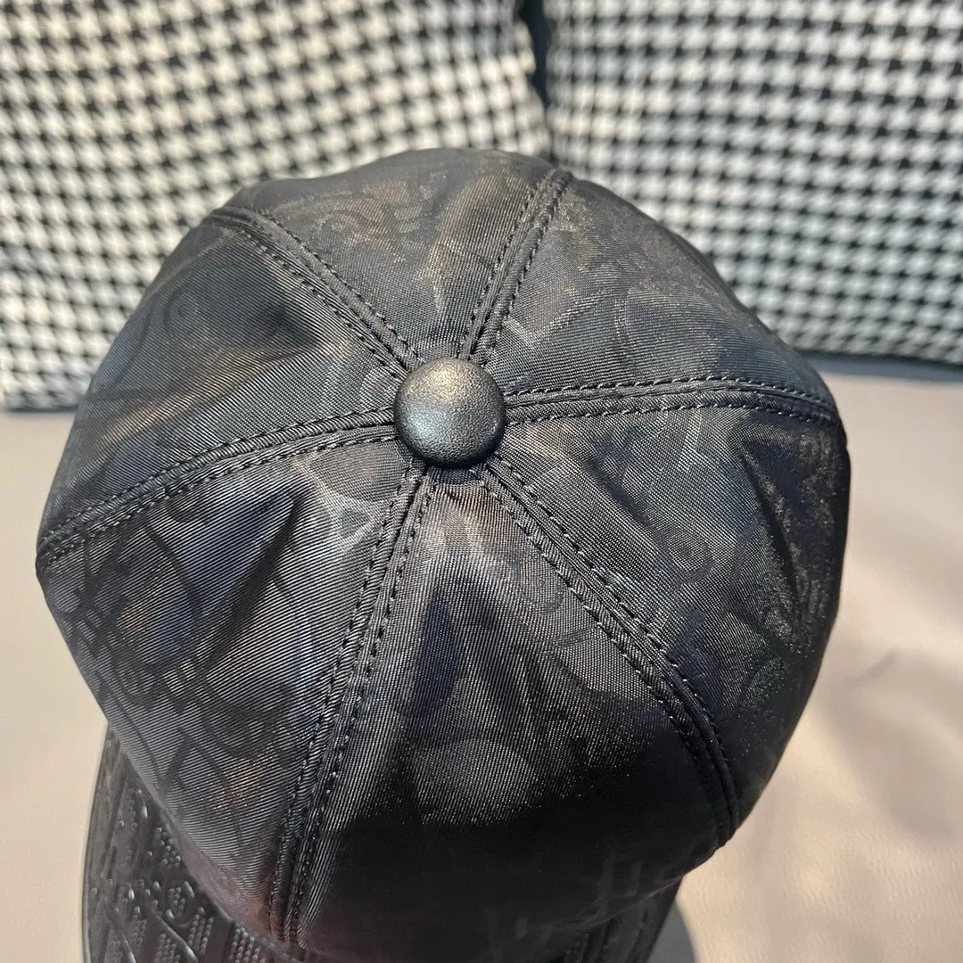 P90, Dior's new original baseball cap, Dior presbyopic leather, full of retro charm, 1:1 mold customization, original satin fabric + first-layer cowhide, pure cotton lining, light and breathable! The quality is great, the basic head circumference is 56cm, and the patch is adjustable.