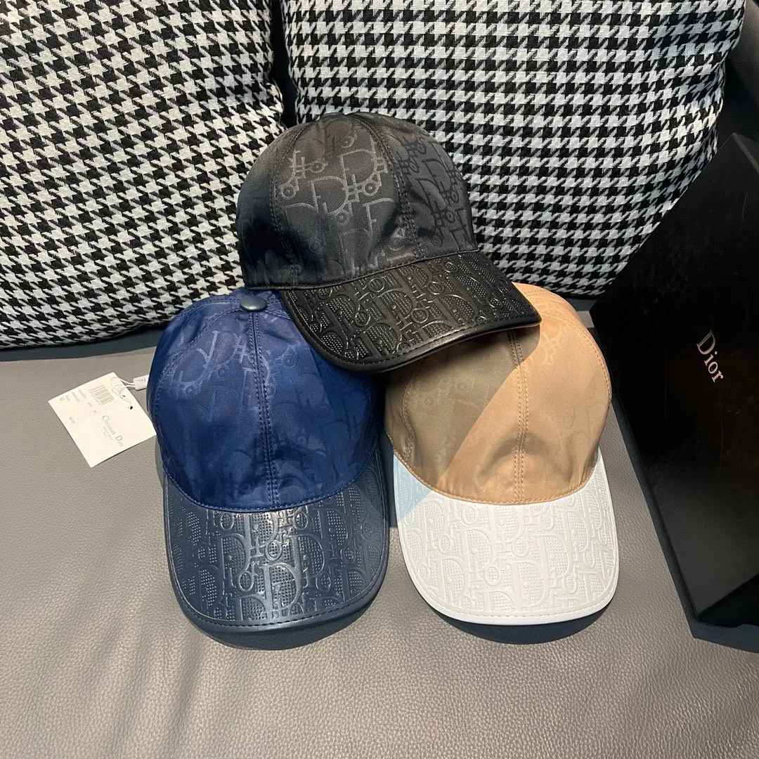 P90, Dior's new original baseball cap, Dior presbyopic leather, full of retro charm, 1:1 mold customization, original satin fabric + first-layer cowhide, pure cotton lining, light and breathable! The quality is great, the basic head circumference is 56cm, and the patch is adjustable.