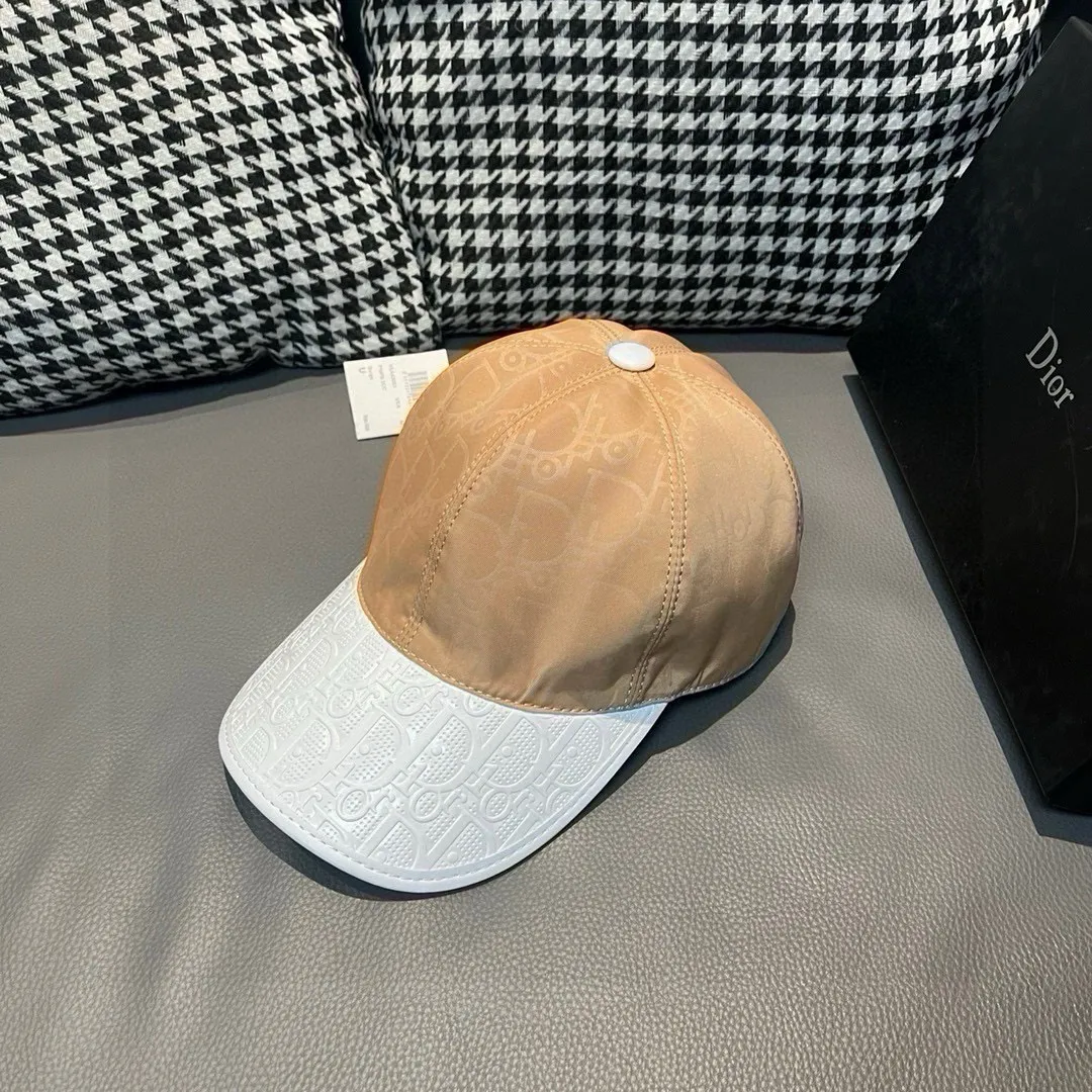 P90, Dior's new original baseball cap, Dior presbyopic leather, full of retro charm, 1:1 mold customization, original satin fabric + first-layer cowhide, pure cotton lining, light and breathable! The quality is great, the basic head circumference is 56cm, and the patch is adjustable.