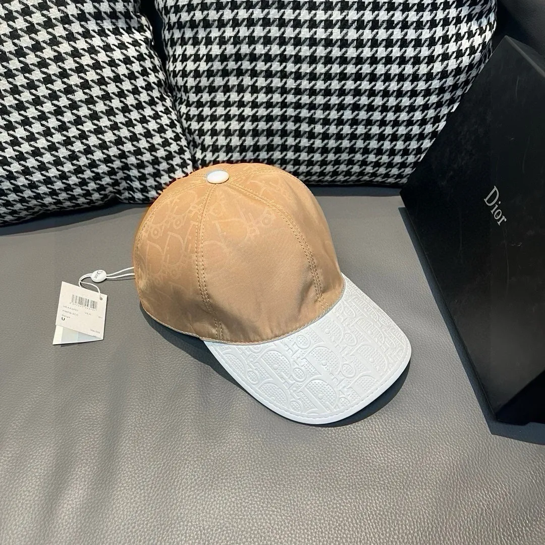 P90, Dior's new original baseball cap, Dior presbyopic leather, full of retro charm, 1:1 mold customization, original satin fabric + first-layer cowhide, pure cotton lining, light and breathable! The quality is great, the basic head circumference is 56cm, and the patch is adjustable.