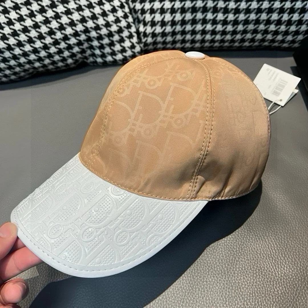 P90, Dior's new original baseball cap, Dior presbyopic leather, full of retro charm, 1:1 mold customization, original satin fabric + first-layer cowhide, pure cotton lining, light and breathable! The quality is great, the basic head circumference is 56cm, and the patch is adjustable.