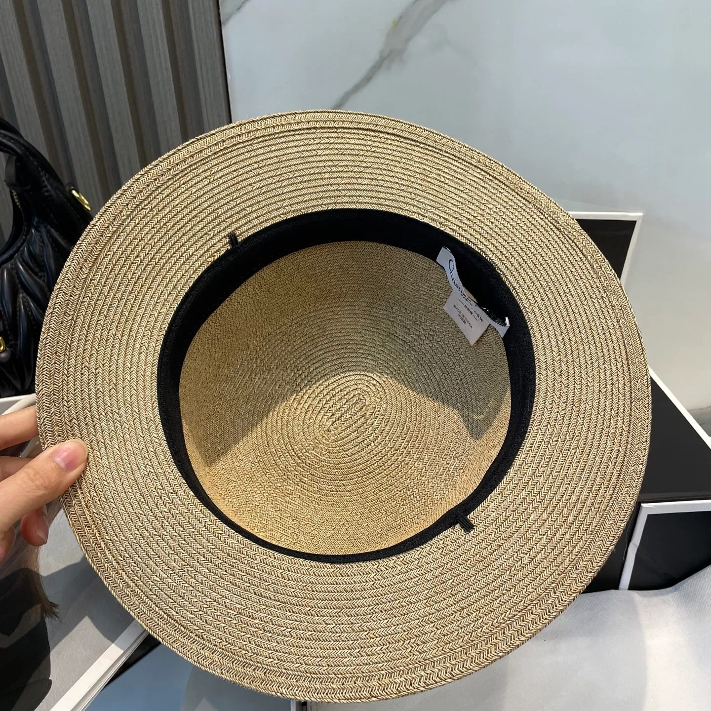 P70 Dior flat-top straw hat is versatile and does not matter the face shape. The flat brim does not block the line of sight. It is more practical. It is easy to wear for daily use and travel. It has an Instagram style and is particularly photogenic. It has an adjustment strap inside.