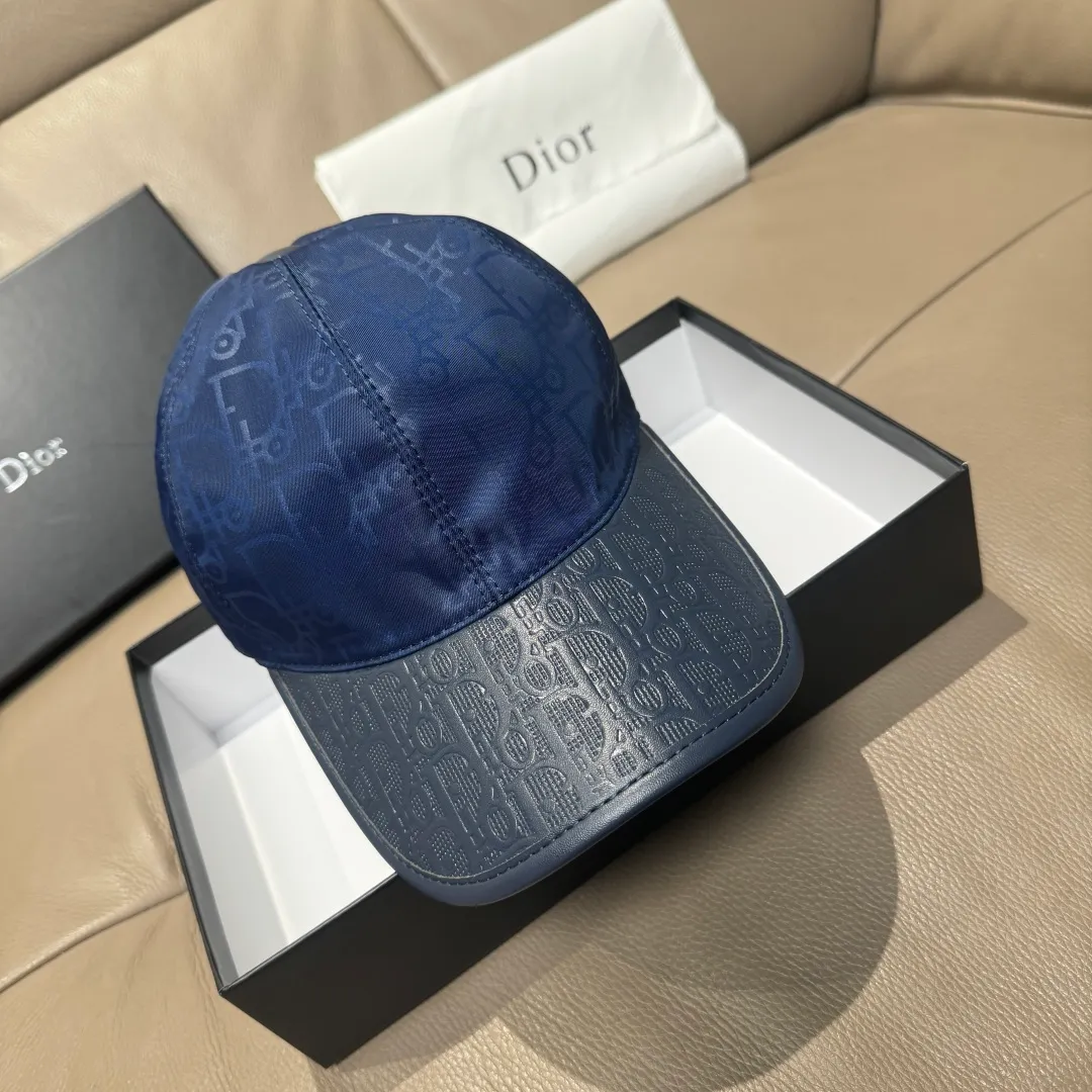 P90, Dior's new original baseball cap, Dior presbyopic leather, full of retro charm, 1:1 mold customization, original satin fabric + first-layer cowhide, pure cotton lining, light and breathable! The quality is great, the basic head circumference is 56cm, and the patch is adjustable.