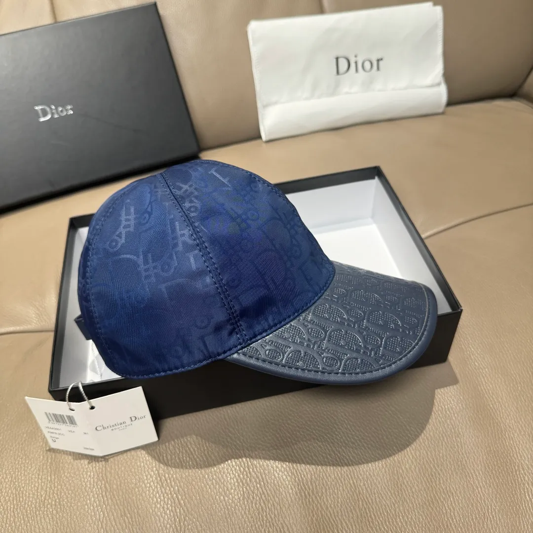 P90, Dior's new original baseball cap, Dior presbyopic leather, full of retro charm, 1:1 mold customization, original satin fabric + first-layer cowhide, pure cotton lining, light and breathable! The quality is great, the basic head circumference is 56cm, and the patch is adjustable.