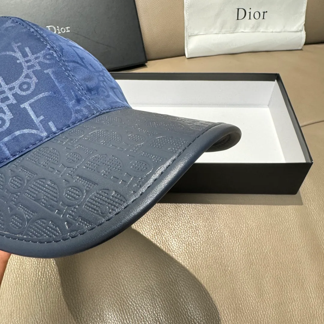 P90, Dior's new original baseball cap, Dior presbyopic leather, full of retro charm, 1:1 mold customization, original satin fabric + first-layer cowhide, pure cotton lining, light and breathable! The quality is great, the basic head circumference is 56cm, and the patch is adjustable.