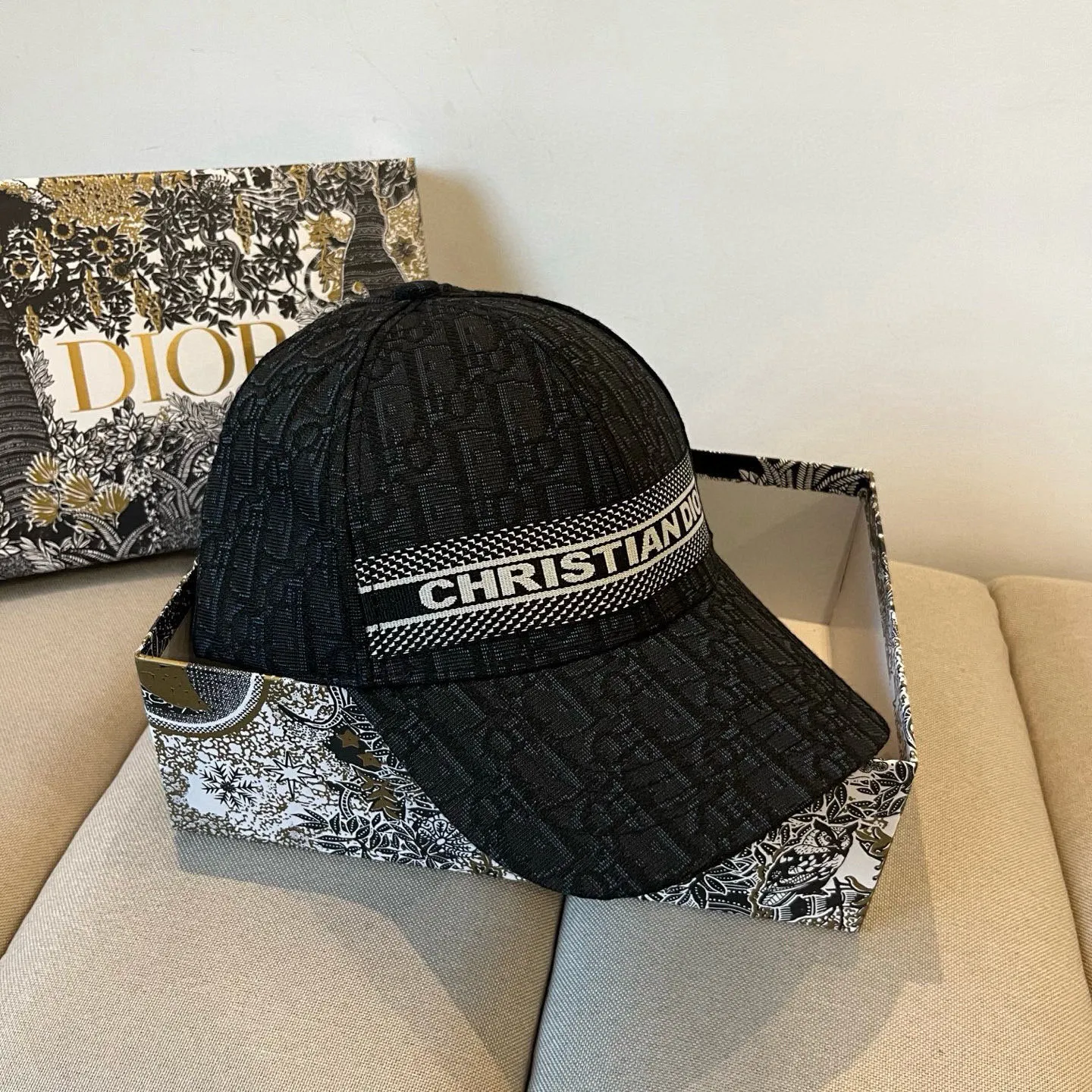 P60 [DIOR Dior] new popular simple baseball cap 🧢, new model shipped, big brand style is super easy to match, hurry up and get it!
