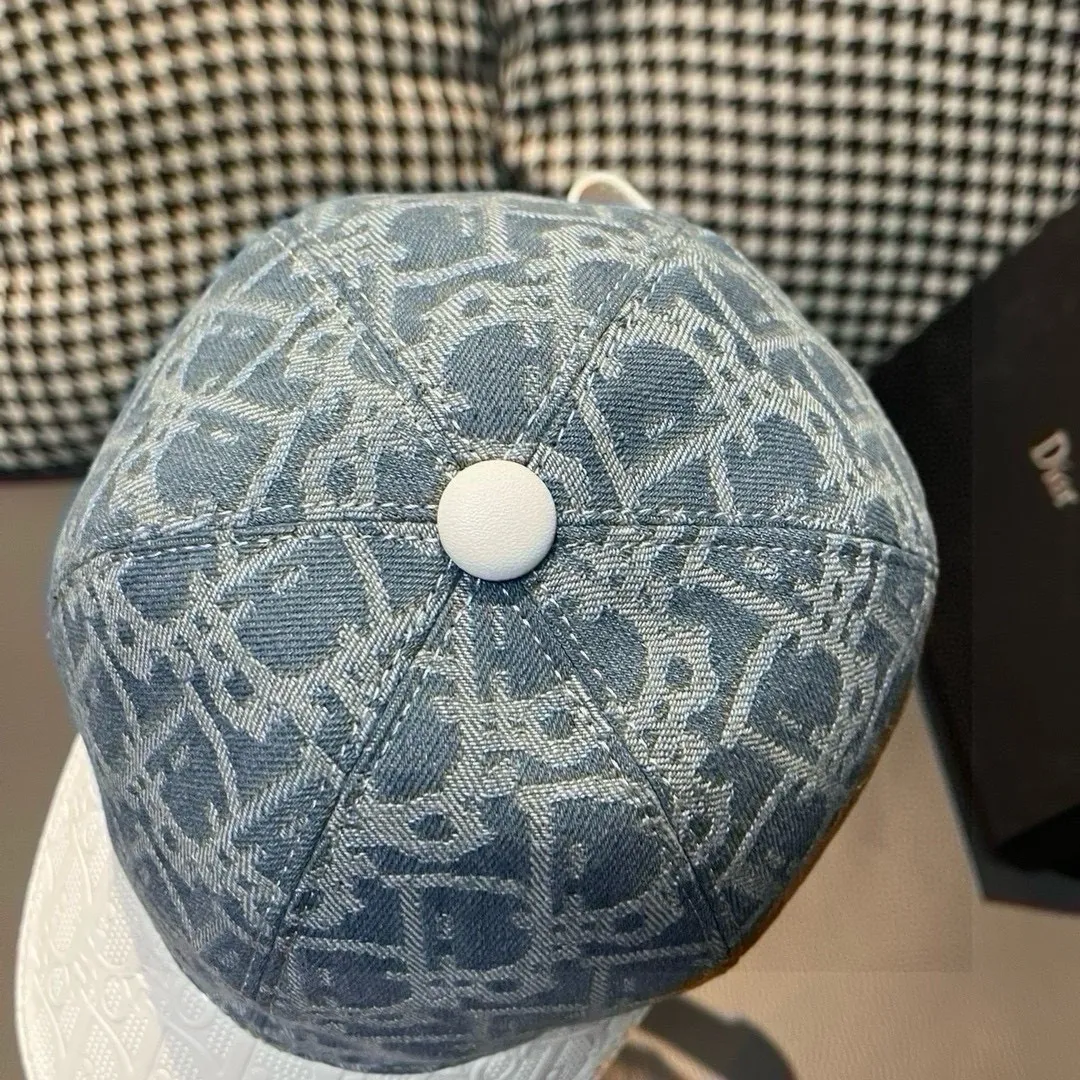 P90, Dior's new original baseball cap, Dior presbyopic leather, full of retro charm, 1:1 mold customization, original canvas fabric + first-layer cowhide, pure cotton lining, light and breathable! The quality is great, the basic head circumference is 56cm, and the patch is adjustable.