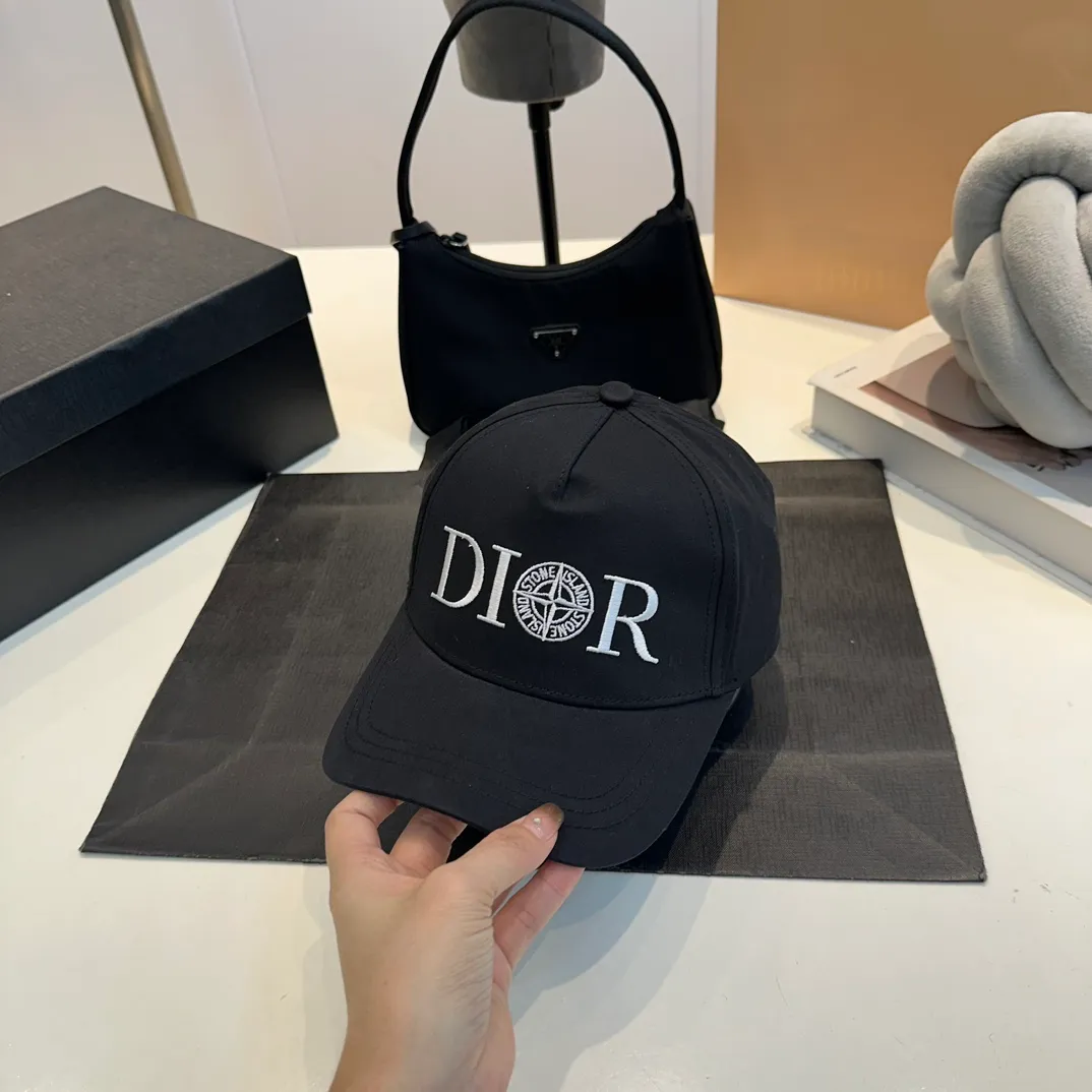 P56 DIOR Dior co-branded new counter synchronously embroidered simple baseball cap, hot style, synchronized with big brands, super easy to match, shipped!