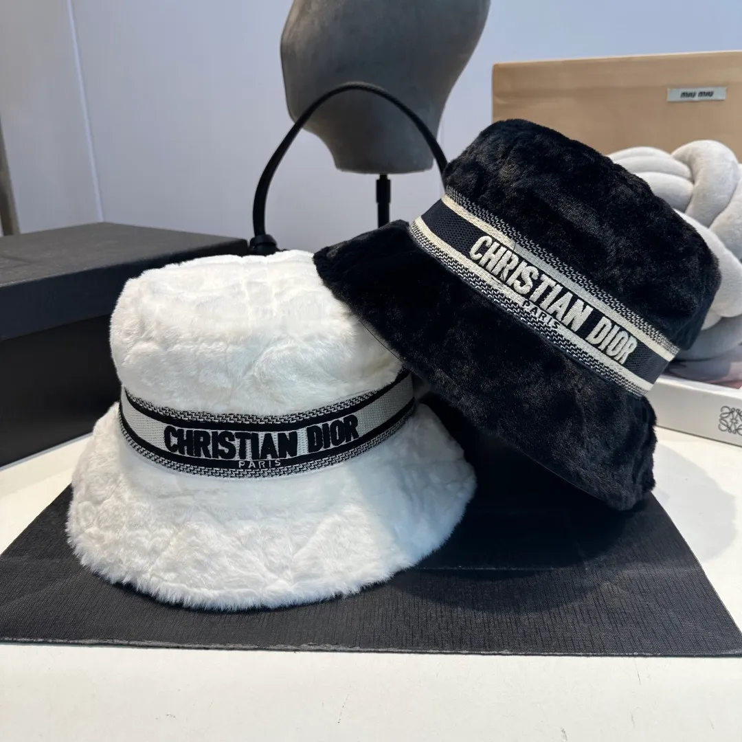 P70 Dior's new fisherman's hat with lettering and webbing. Super socialite. The deeper hat shape makes it more elegant. This season's hot item! Material: 100% cotton Head circumference: 57cm
