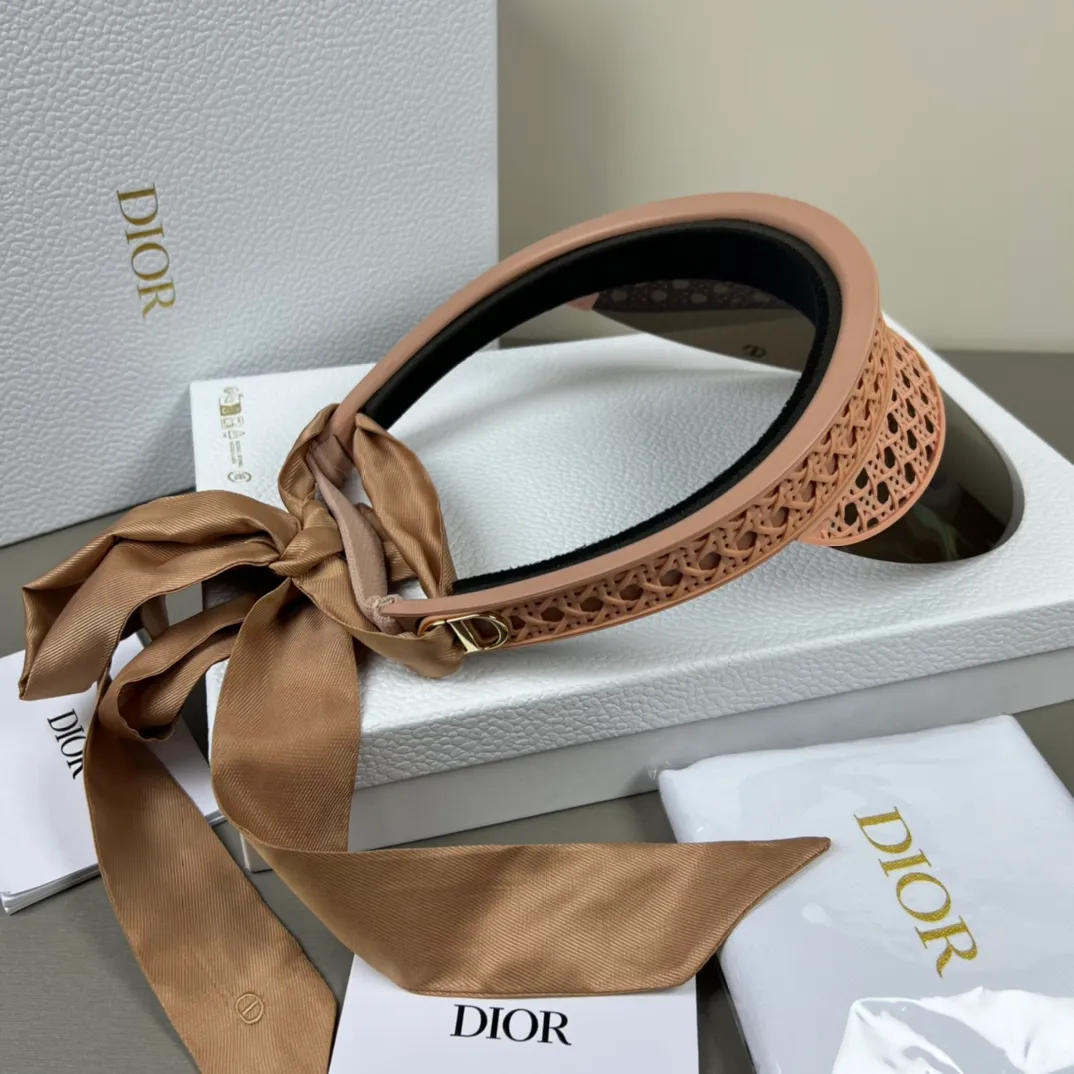P380 💰DIOR new style | classic remodeling, elegance reborn 1. **Iconic cannage pattern element** Continuing Dior’s most representative cannage pattern, the hat body uses three-dimensional embossing technology to present the classic texture, low-key interpretation of the brand gene, and highlighting the modern style of Parisian women. 2. **Innovative detachable ribbon design** The edge of the hat brim is decorated with a lightweight ribbon (which can be freely detached), giving it multiple styles - the ribbon is tied to show elegance, and when removed, it adds a neat and modern feel, meeting the needs of different occasions. 3. **Comfortable fit structure** It adopts a three-piece cutting process and adds memory foam padding on the inside, which is light and fits the head shape. It is comfortable and pressure-free when worn for a long time, taking into account both fashion and practicality. 4. **Functional hat brim upgrade** Inspired by the hat brim design of the Dior series, the slightly widened arc not only modifies the face shape, but also effectively blocks the sun, creating a perfect balance between practicality and artistry. **New series, continuing French elegance** Dior's new style reshapes classics with ingenious craftsmanship, combining the brand's iconic elements with modern functionality to provide urban women with daily choices that combine aesthetics and comfort.