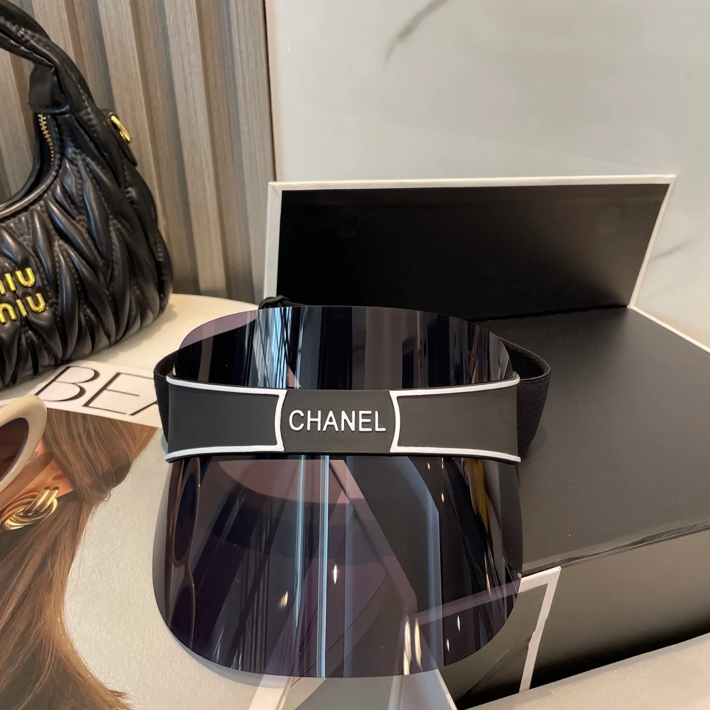 P90 available in stock in seconds. Chanel’s hot-selling glasses hat is finally here. Sun visor is a revolution in summer! The only fashionable sun hat that blocks UV rays and dark spots, becomes a new weapon to save your skin, and is so fashionable and versatile! The latest dior sun hat! Stylish, good-looking and sun-protective! This color is hard to find at counters