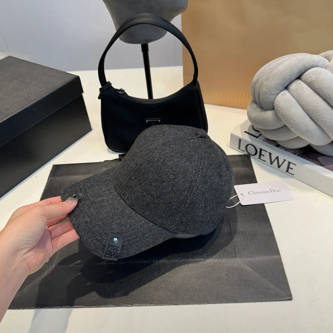 P70 DIOR Dior's new popular simple baseball cap 🧢, new model shipped, big brand style is super easy to match, hurry up and get it!