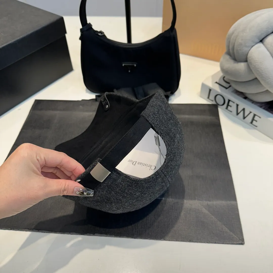 P70 DIOR Dior's new popular simple baseball cap 🧢, new model shipped, big brand style is super easy to match, hurry up and get it!