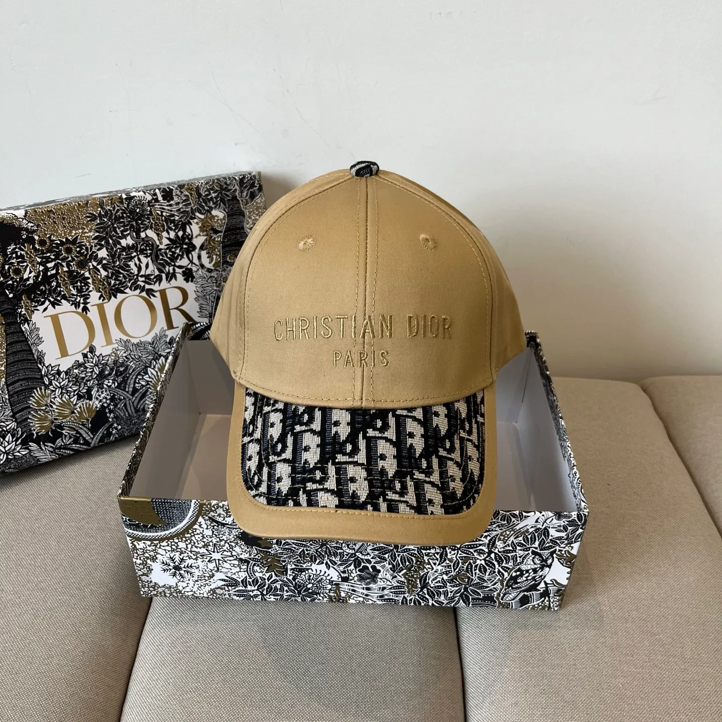 P60 [DIOR Dior] new popular simple baseball cap 🧢, new model shipped, big brand style is super easy to match, hurry up and get it!