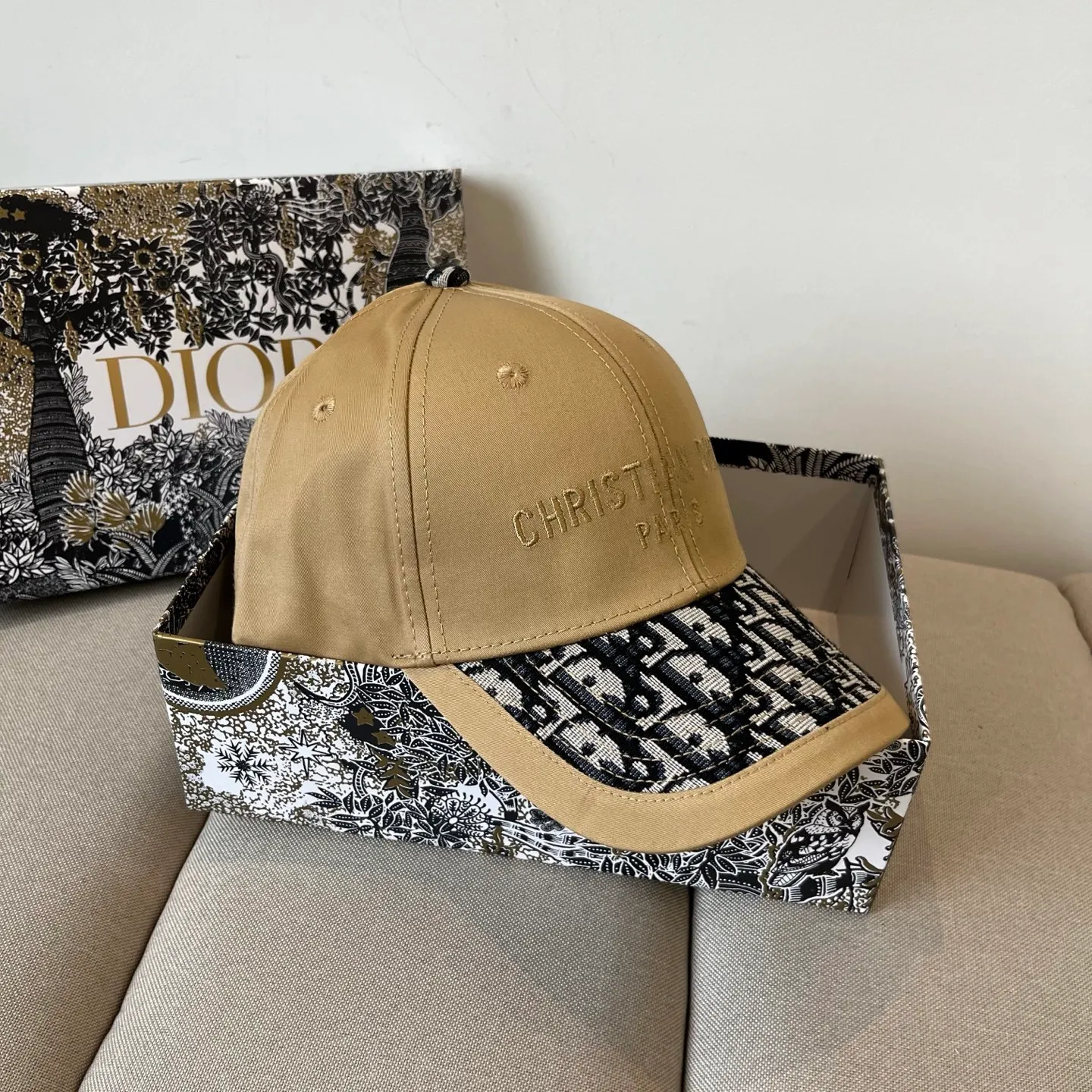 P60 [DIOR Dior] new popular simple baseball cap 🧢, new model shipped, big brand style is super easy to match, hurry up and get it!