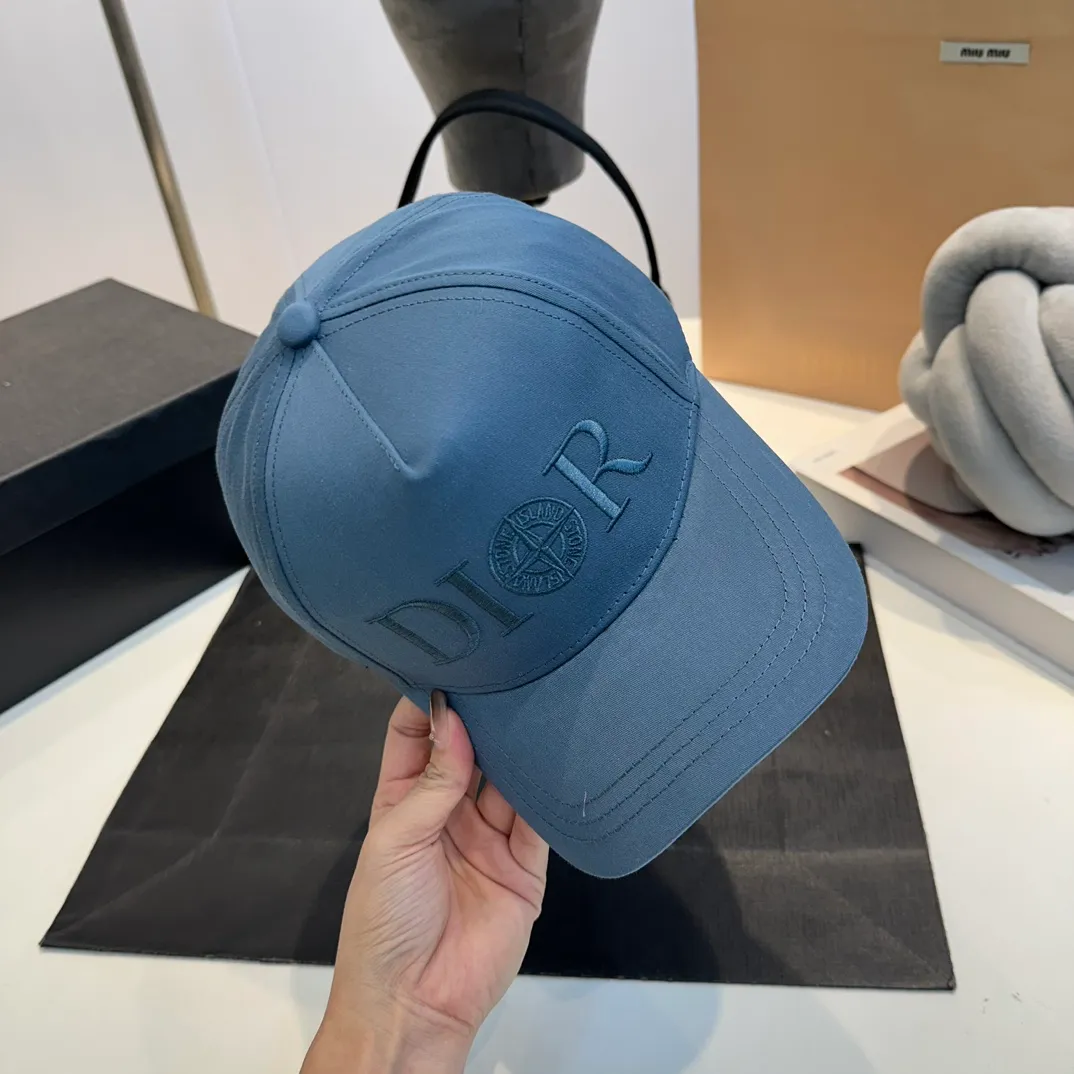 P56 DIOR Dior co-branded new counter synchronously embroidered simple baseball cap, hot style, synchronized with big brands, super easy to match, shipped!