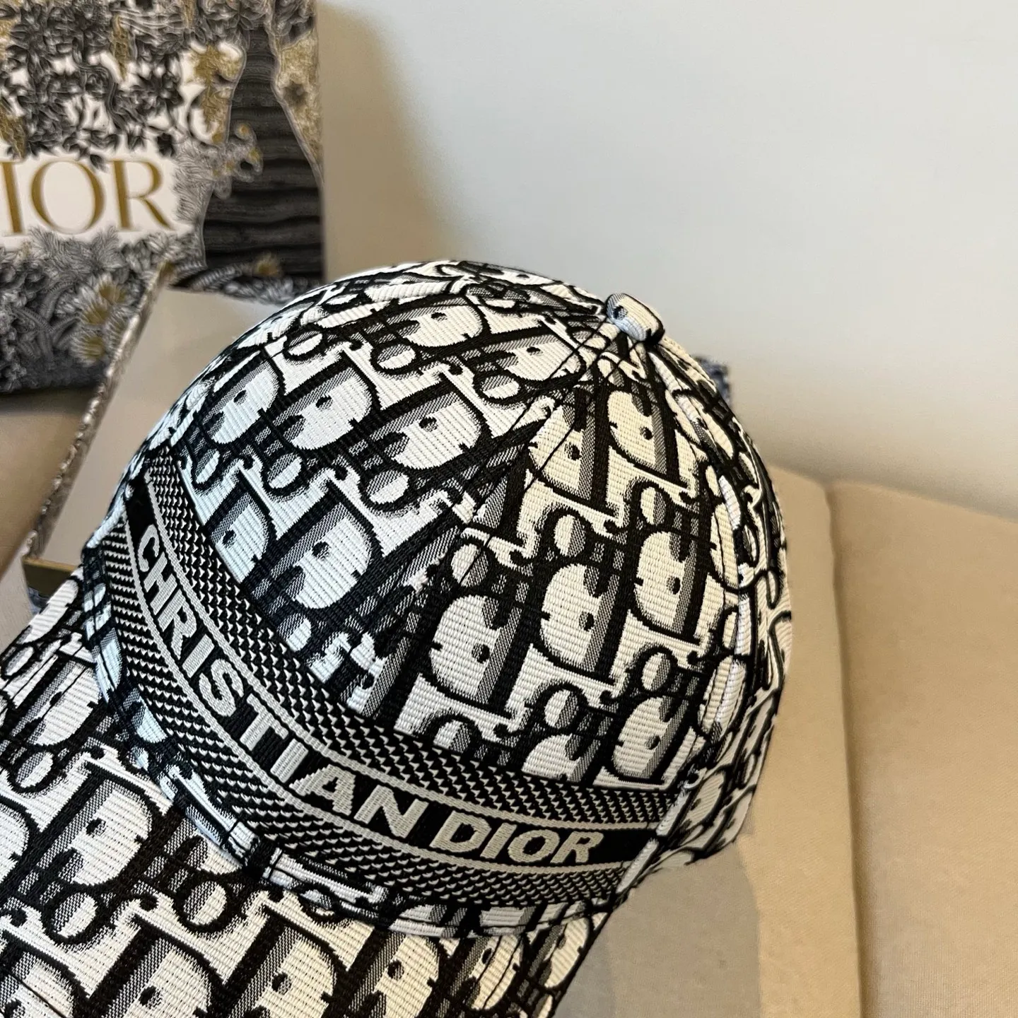 P60 [DIOR Dior] new popular simple baseball cap 🧢, new model shipped, big brand style is super easy to match, hurry up and get it!