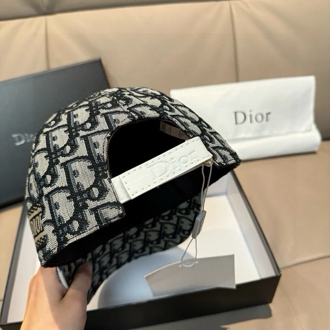 p90, Dior's new original baseball cap, Dior presbyopia, full of retro charm, popular out of stock at counters, 1:1 mold customization, original canvas fabric + first-layer cowhide, pure cotton lining, light and breathable! The quality is great, the basic head circumference is 56cm, and the patch is adjustable.